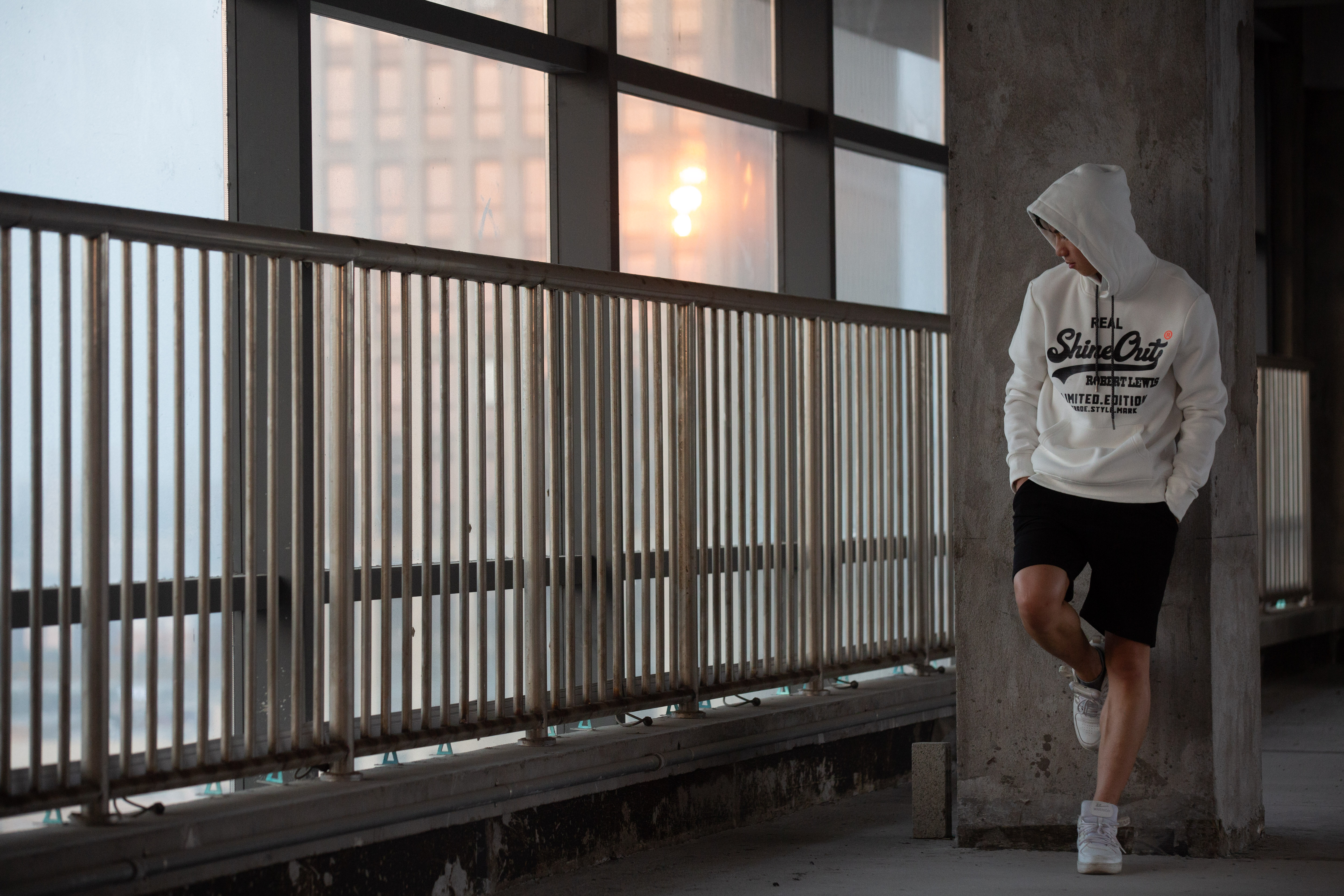 The thick plate printing technique uses water-based thick plate ink and high mesh tension screen printing mesh to achieve a distinct high-low contrast effect. 